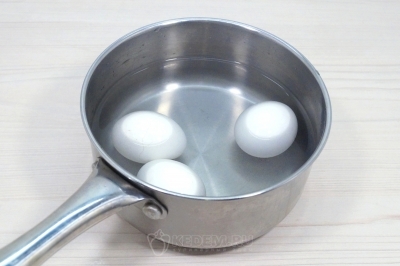 Чтобы приготовить закуску на крекерах &laquo;Ёлочки-иголочки&raquo;, нужно 3 яйца отварить, остудить и очистить.