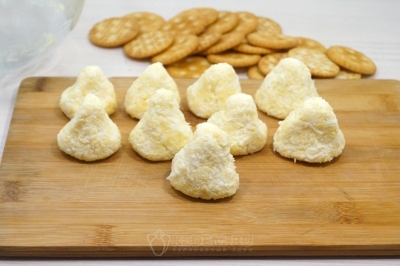 Из сырной массы сформировать небольшие конусы, размером не больше грецкого ореха.