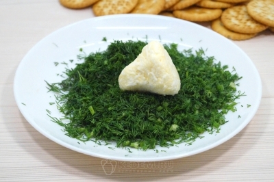 Мелко нашинковать зелень укропа и обвалять конусы.