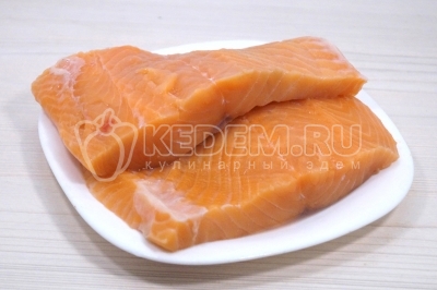 Снять кожу. Разрезать половинки. Удалить хребтовые кости.