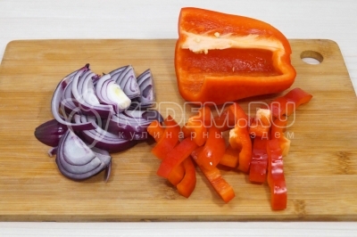 Рыбу разрезать на части и посолить. Добавить маринад из масла с лимоном и хорошо промазать каждый кусочек. Оставить на 20 минут.