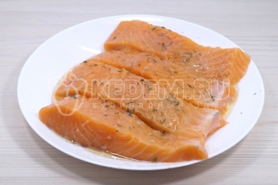 Добавить 1 щепотку соли и немного тимьяна. Перемешать.