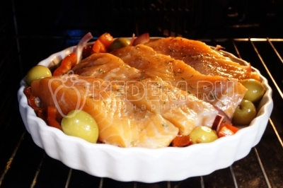 Запекать рыбное филе в духовке при 180 градусов Цельсия 25-30 минут.