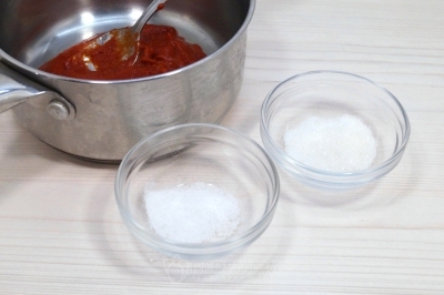 Чтобы приготовить быстрый томатный соус, нужно в миске смешать 3 столовые ложки томатной пасты, 1/2 чайной ложки соли и 1 столовую ложку сахара.