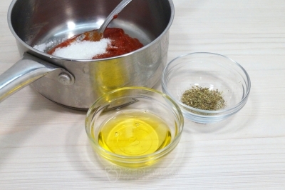 Добавить 3 столовые ложки подсолнечного масла и 1/4 чайной ложки прованских трав.