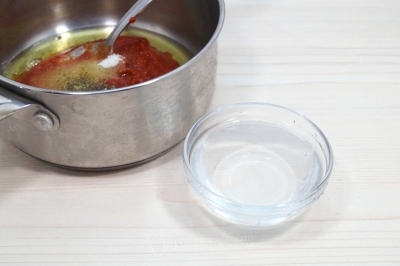 Добавить 100-150 миллилитров воды.