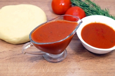 Быстрый томатный соус готов. Можно подавать к пасте, мясу, рыбе и другим блюдам.