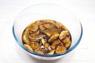 Чтобы приготовить грибную юшку с лапшой, нужно 100 грамм белых грибов замочить в миске с 1/2 литра холодной воды. Оставить на 20-30 минут.