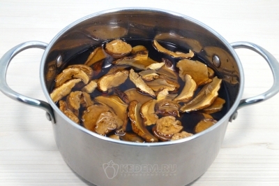 Переложить белые грибы с грибным настоем в кастрюлю. Добавить еще 1 литр воды. Варить на среднем огне 40-50 минут.