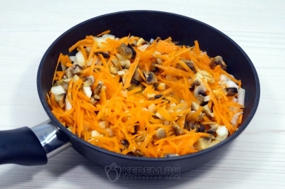 Обжарить на сковороде лук, морковь, грибы и чеснок 2-3 минуты.