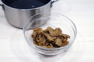 Грибной бульон процедить. Грибы мелко нарезать.