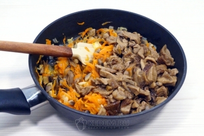 Добавить отварные грибы в сковороду. Готовить еще 3-4 минуты.