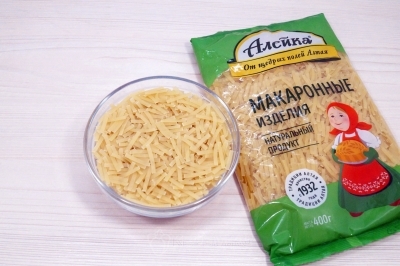 В небольшую миску отмерить 80 грамм лапши.