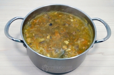 Добавить обжаренные овощи с грибами в кастрюлю и варить 10-12 минут.