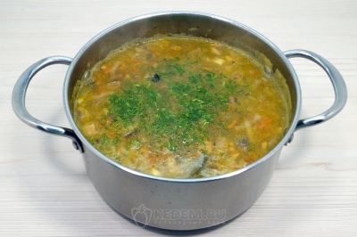 Добавить мелко нашинкованный укроп. Готовить еще 1-2 минуты.