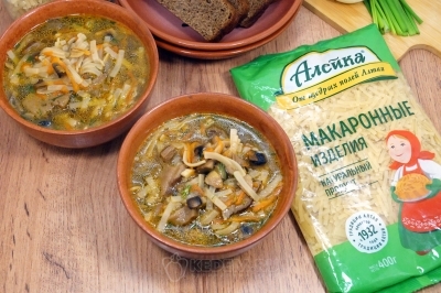 Грибная юшка с лапшой готова. Разлить по тарелкам и подавать к столу.