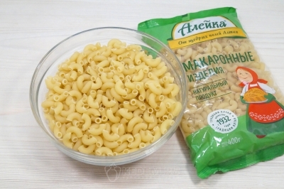 В миску отмерить 300 грамм макарон.