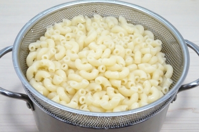 Варить макароны, помешивая, 10-12 минут. Откинуть макароны на дуршлаг и дать воде полностью стечь.