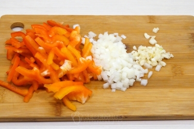 Соломкой нарезать сладкий болгарский перец. Мелко нарезать луковицу и 2 зубчика чеснока.