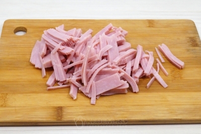 Соломкой нарезать 200 грамм ветчины.