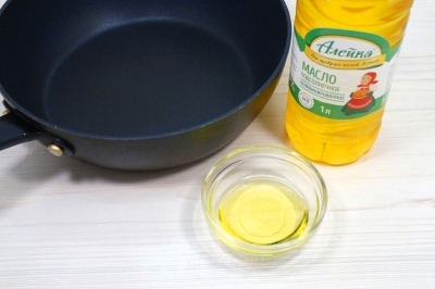 На сковороде разогреть 3 столовые ложки натурального подсолнечного масла.
