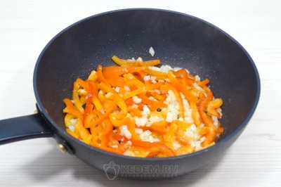 Обжарить нарезанные овощи на сковороде помешивая3-4 минуты.