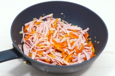 Добавить ветчину и готовить еще 2-3 минуты.