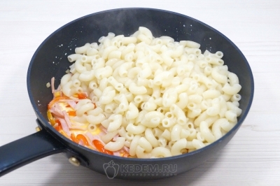 Добавить макароны и перемешать. Прогреть 2-3 минуты.