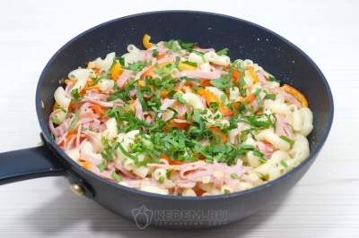 Добавить мелко нашинкованной зелени петрушки.