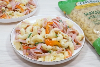 Выложить на блюдо. При подаче добавить тертый сыр сверху.