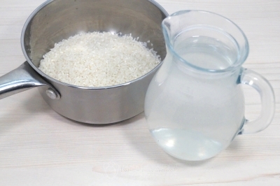 Рис промыть и переложить в сотейник. Добавить 300 миллилитров воды и варить 15 минут после закипания.