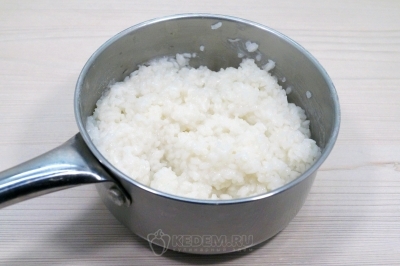 Добавить еще 300 миллилитров молока и варить помешивая до загустения 10-15 минут на среднем огне.