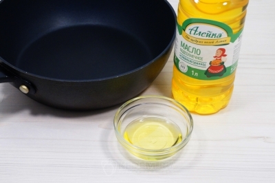 Разогреть 3 столовые ложки натурального подсолнечного масла на сковороде.