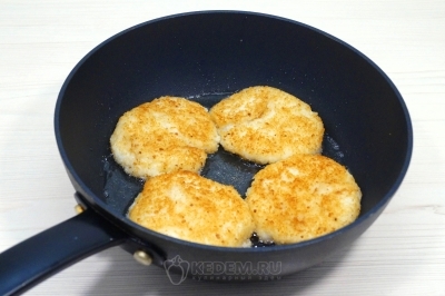 Перевернуть биточки и обжарить 2-3 минуты с другой стороны.