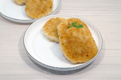  Выложить рисовые биточки на тарелки.