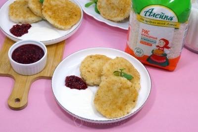 Рисовые биточки готовы. Подавать с вареньем и сметаной.