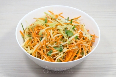 Переложить салат в салатник.