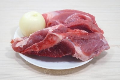 Чтобы приготовить щи по-уральски с пшеном, нужно 1 свиную косточку и кусок мякоти свинины промыть. Луковицу очистить.