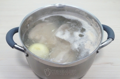 Убавить огонь. Снимая пену готовить бульон 1, 5 часа на среднем огне.