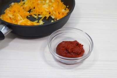 Добавить 2 столовые ложки томатной пасты и готовить еще 1-2 минуты.