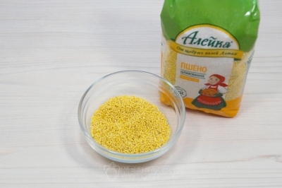 В небольшую миску отмерить 3 столовые ложки пшена.