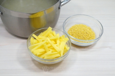 Мясо вынуть из бульона. Луковицу вынуть и выкинуть. Добавить соломкой нарезанный картофель и промытое пшено. Варить 15 минут.