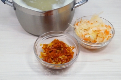 Добавить обжаренные овощи и 100 грамм квашеной капусты.