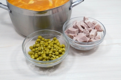 Добавить 100 грамм консервированного зеленого горошка и отварное мясо нарезанное кубиками.