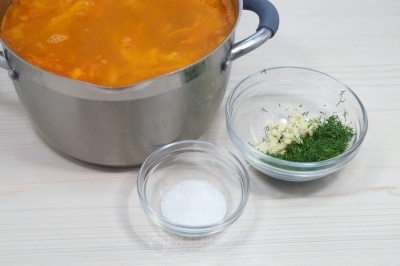 Добавить 1/2 чайной ложки соли, мелко нашинкованный чеснок и укроп.