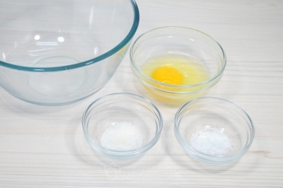 В миске смешать 1 чайную ложку сахар, 1/2 чайной ложки соли и 1 яйцо.