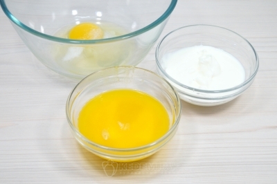 Добавить 100 грамм растопленного сливочного масла и 150 грамм сметаны.