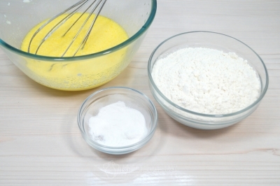 Добавить 400 грамм муки и 10 грамм разрыхлителя.