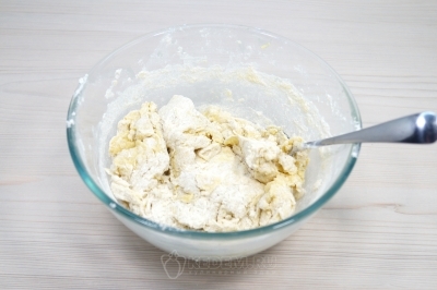 Замесить тесто.