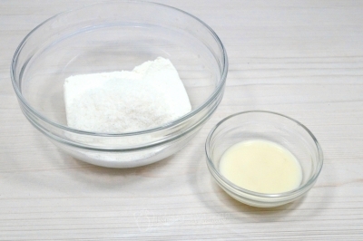 Добавить 3 столовые ложки сгущённого молока и перемешать.